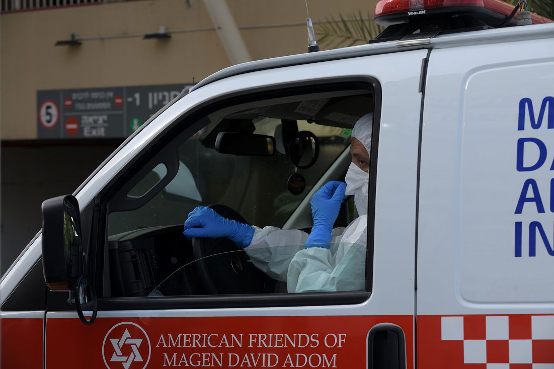 אמבולנס בכניסה למלונית. אילוסטרציה