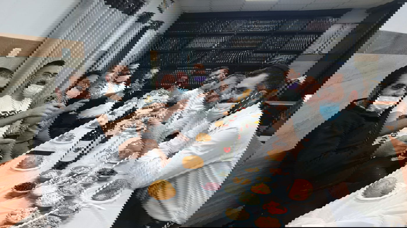 סיום מסכת עירובין ואמירת 'לחיים' על יינות משובחים בקהילת שלום רב