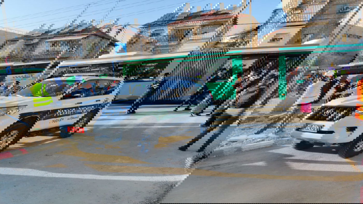 בניסיון לעצור את עבודות הרכבת הקלה: מפגין נכנס מתחת למערבל הבטון