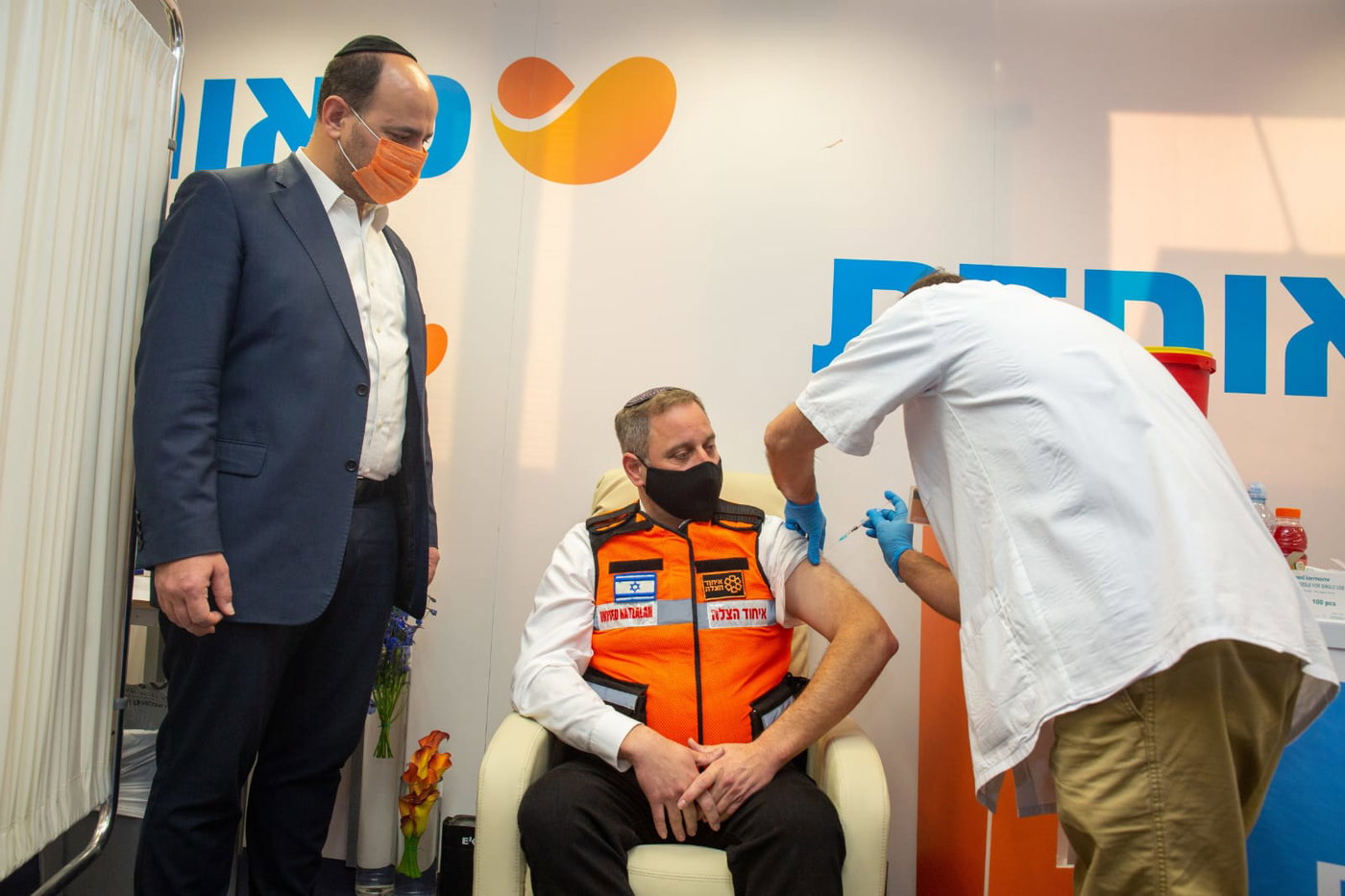 סמנכ"ל המבצעים בארגון, דב מייזל בקבלת החיסון