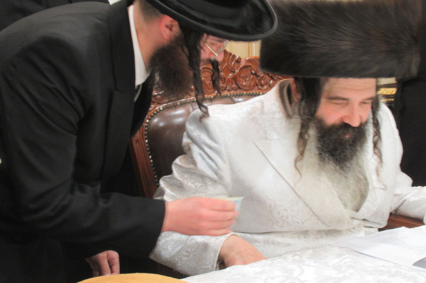 האדמו"ר מזוטשקא ערך טיש כשהוא לבוש ב'קיטל' לבן