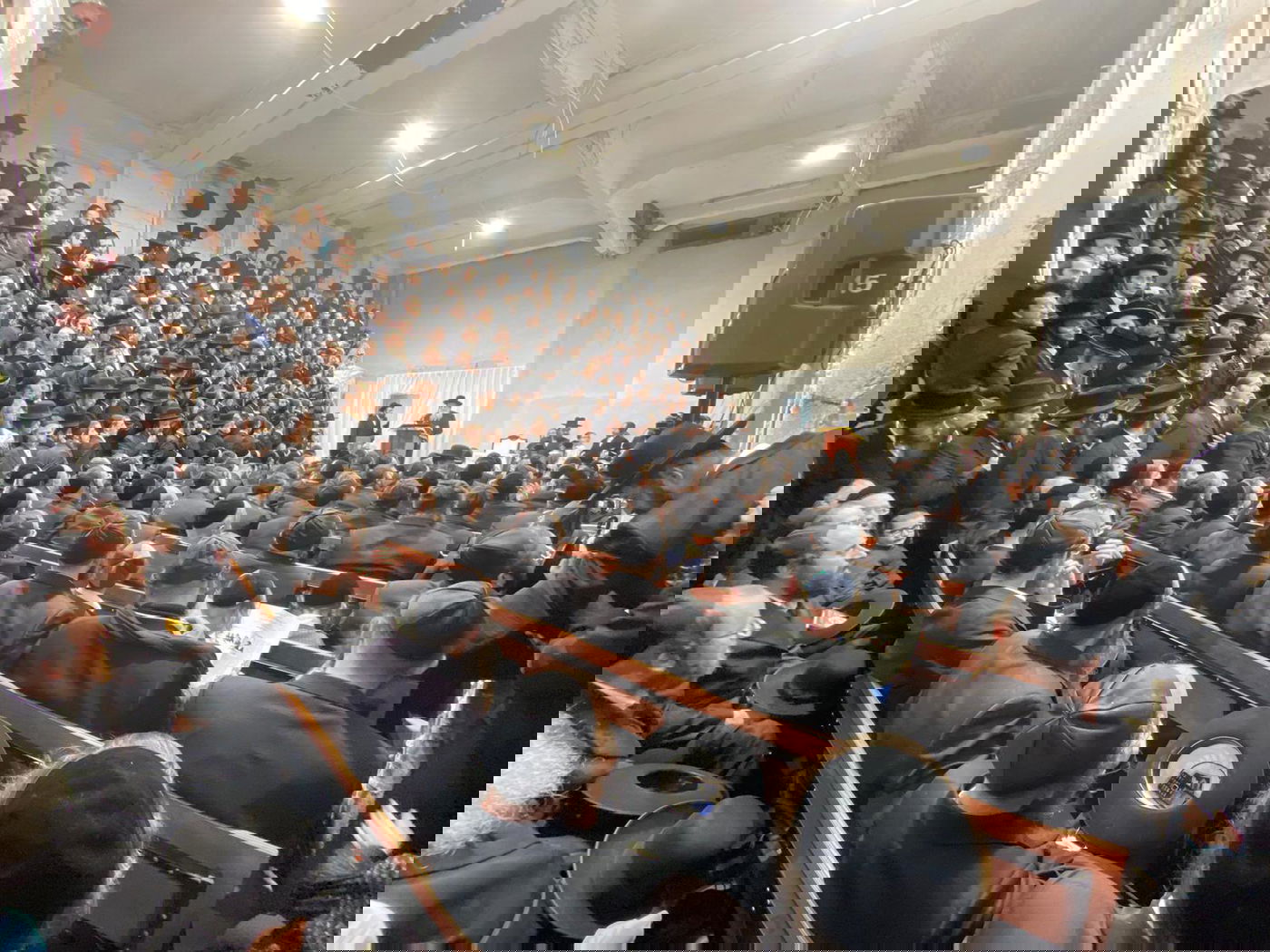 הגר"ש אלתר קבע מזוזה ונאם בגודל השלום