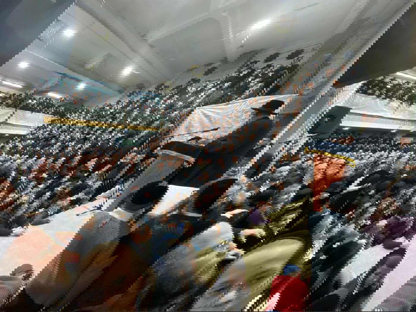 הגר"ש אלתר קבע מזוזה ונאם בגודל השלום