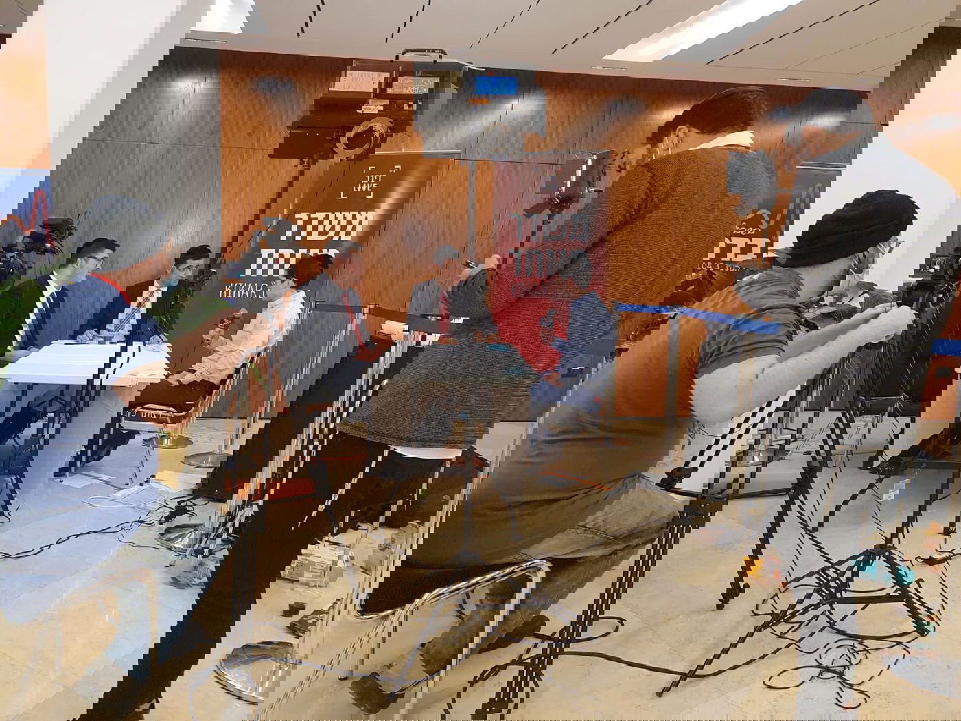 מאחורי הקלעים של המשדר