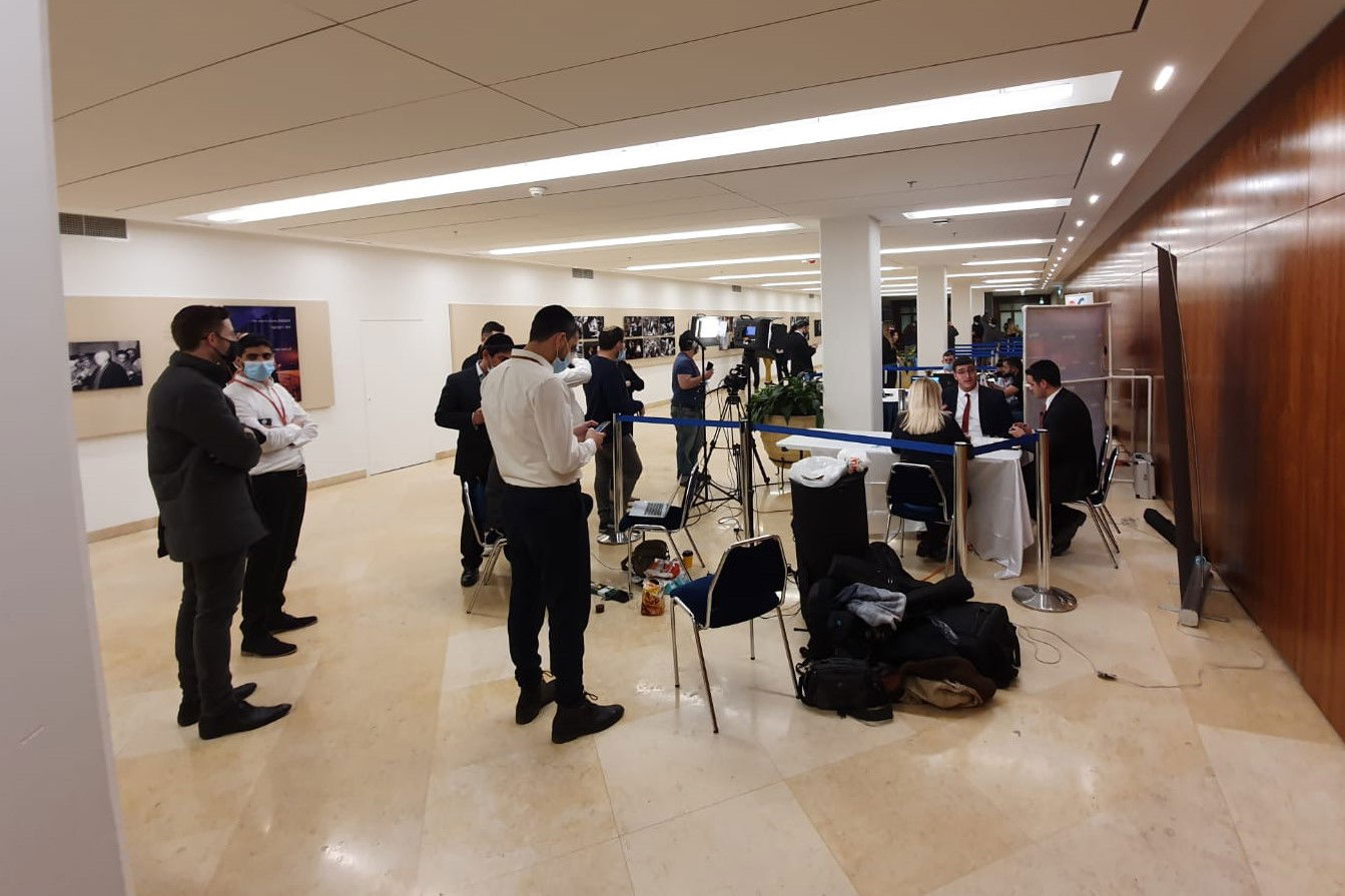 מאחורי הקלעים של המשדר