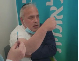 שווינגר בעת קבלת החיסון