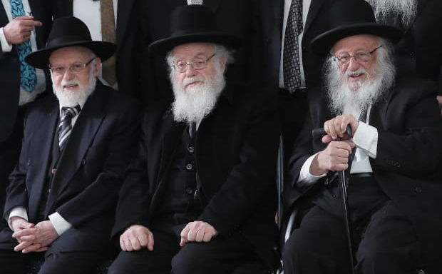 הגר"ש באמצע - לצד שני אחיו