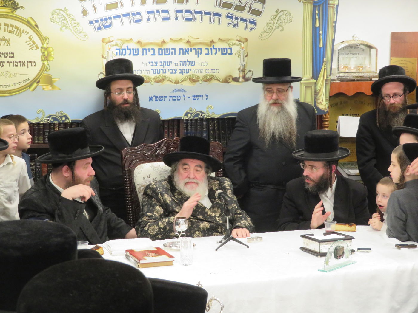 האדמו"ר מויז'ניץ בחנוכת בית מדרש באלעד