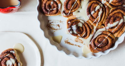 סינרול - שבלולי שמרים קינמון בציפוי רוטב וניל