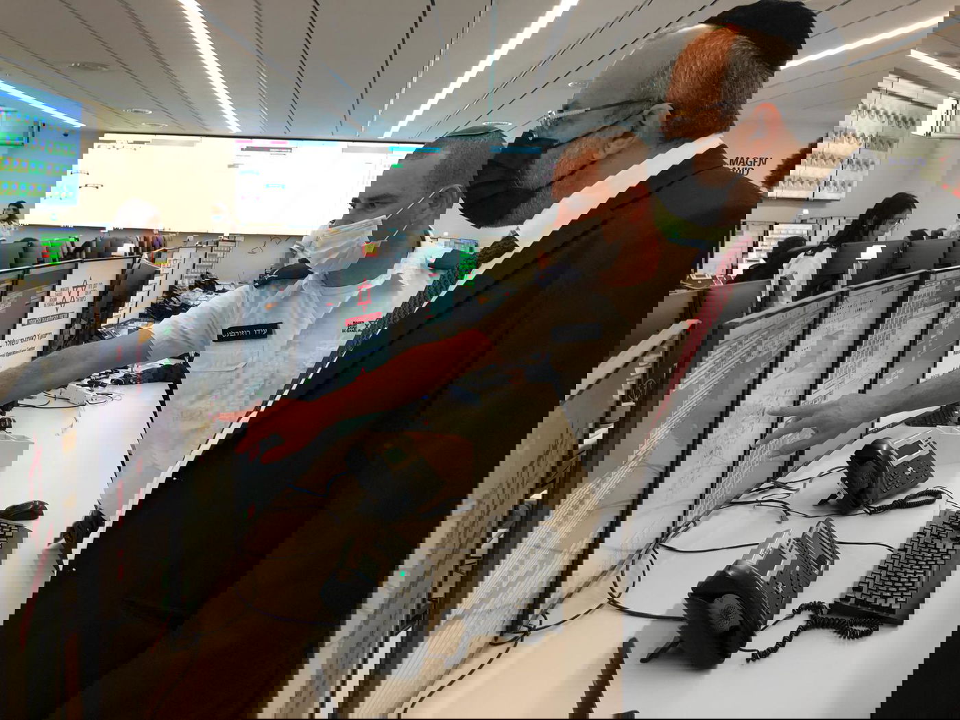 שר הדתות הרב יעקב אביטן במוקד הלאומי של מד"א