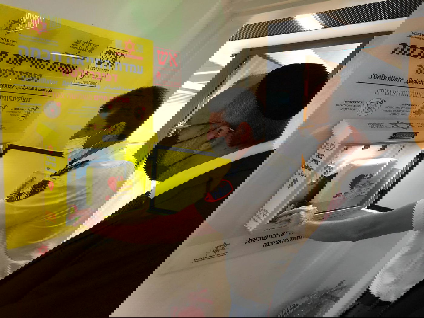 שר הדתות הרב יעקב אביטן במוקד הלאומי של מד"א