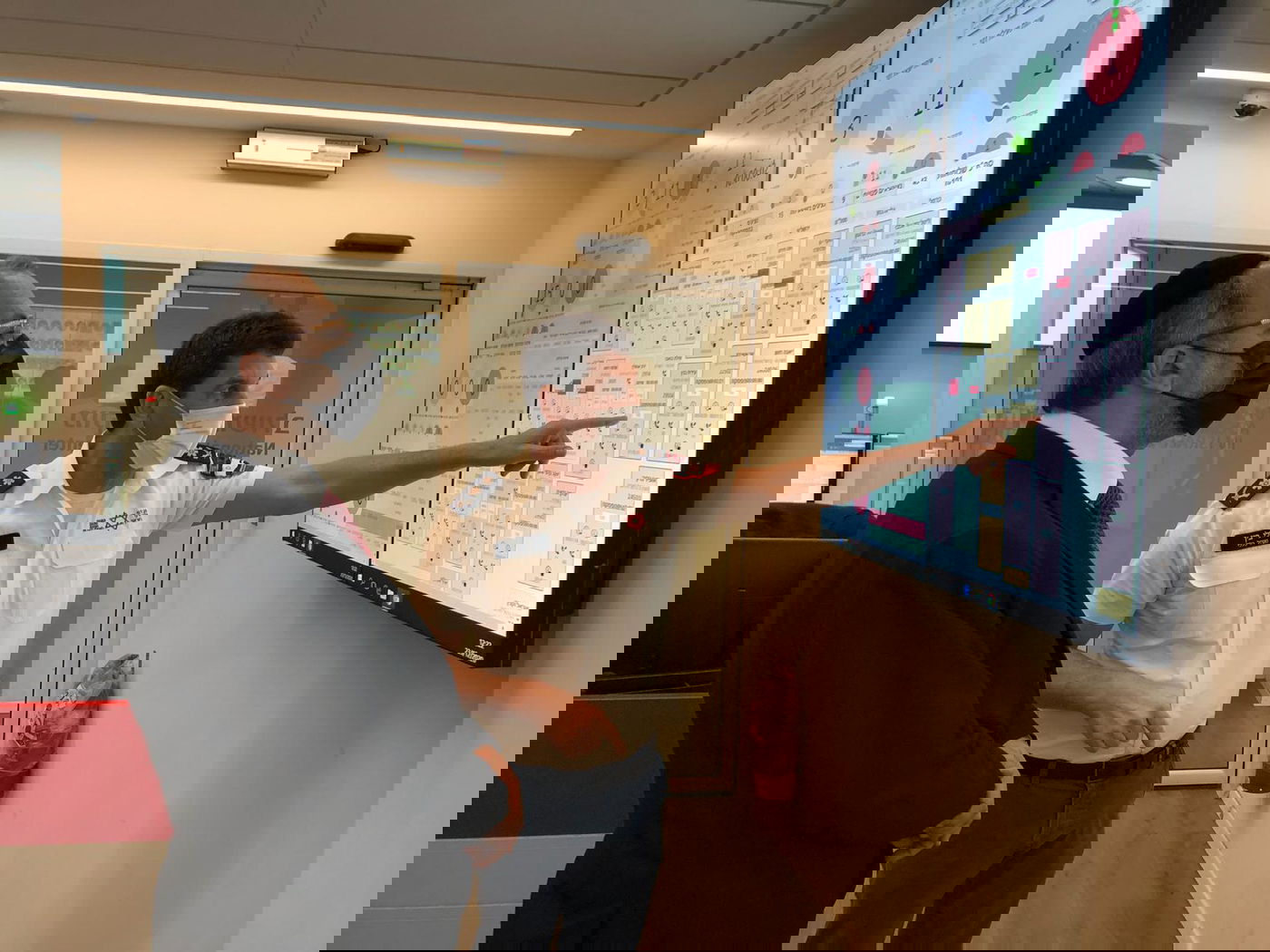 שר הדתות הרב יעקב אביטן במוקד הלאומי של מד"א