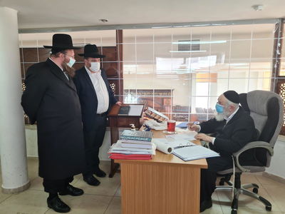 הגר"י זילברשטיין מעביר את פסק הדין