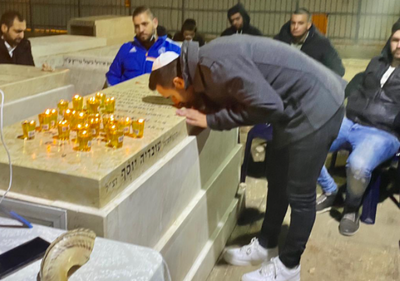 הזמר עידן יניב התפלל בציון של מרן פוסק הדור