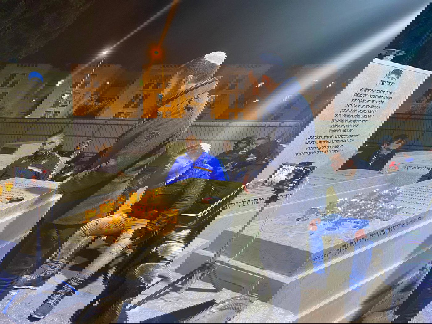 הזמר עידן יניב התפלל בציון של מרן פוסק הדור