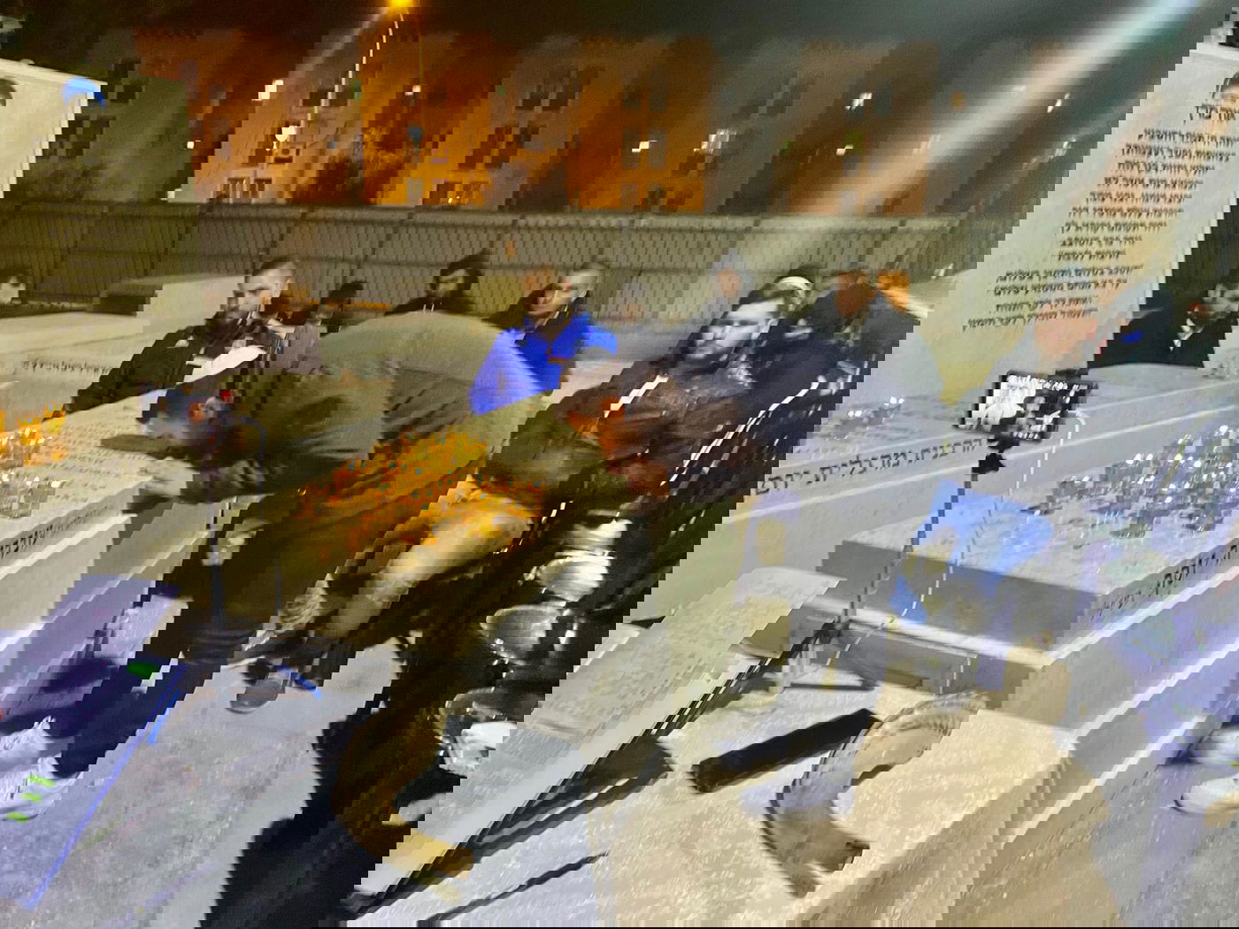 הזמר עידן יניב התפלל בציון של מרן פוסק הדור