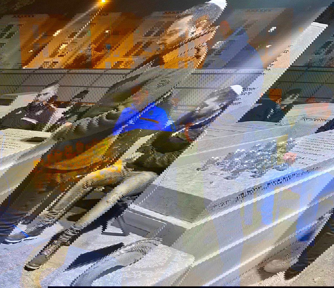 הזמר עידן יניב התפלל בציון של מרן פוסק הדור