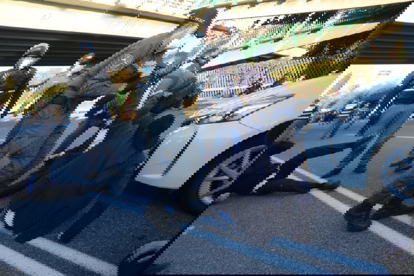 עסקן הפלג לקצין: "לא היה עדיף לשחרר את העציר שלנו?" • צפו