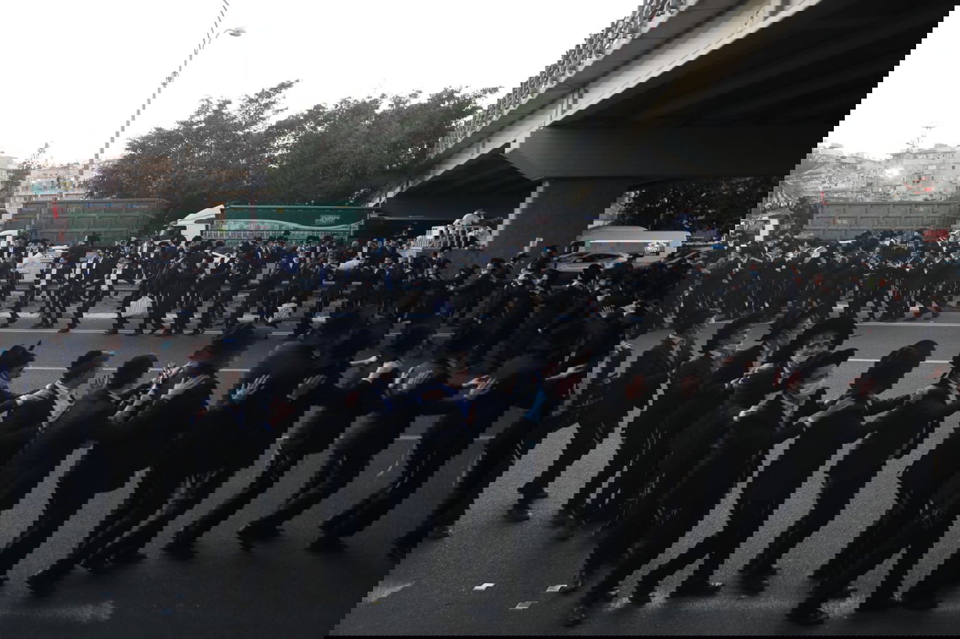 עסקן הפלג לקצין: "לא היה עדיף לשחרר את העציר שלנו?" • צפו