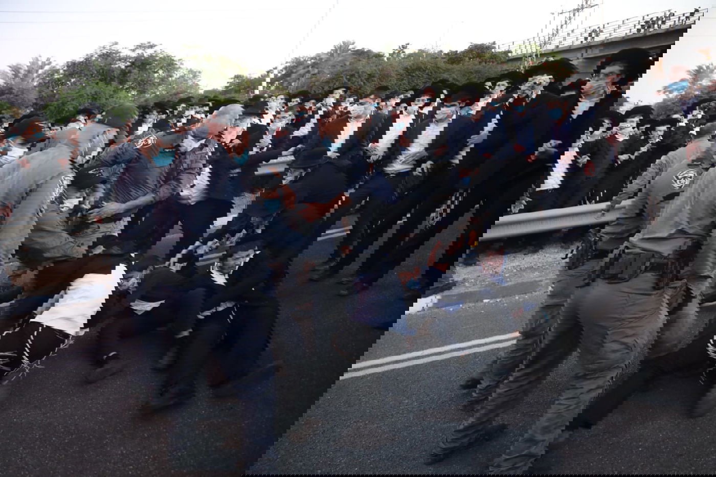 עסקן הפלג לקצין: "לא היה עדיף לשחרר את העציר שלנו?" • צפו