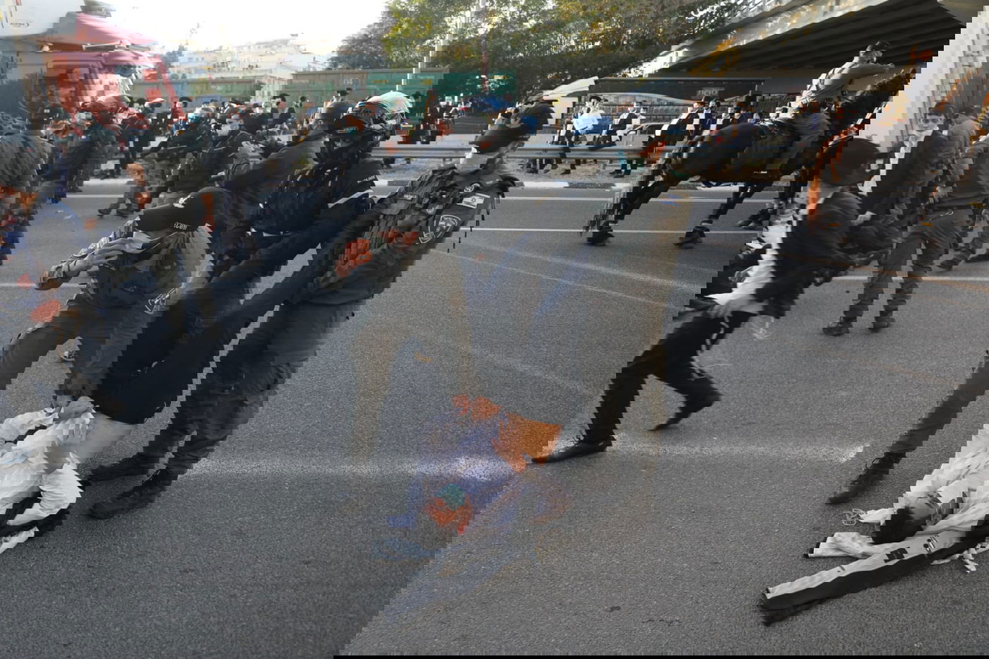 עסקן הפלג לקצין: "לא היה עדיף לשחרר את העציר שלנו?" • צפו