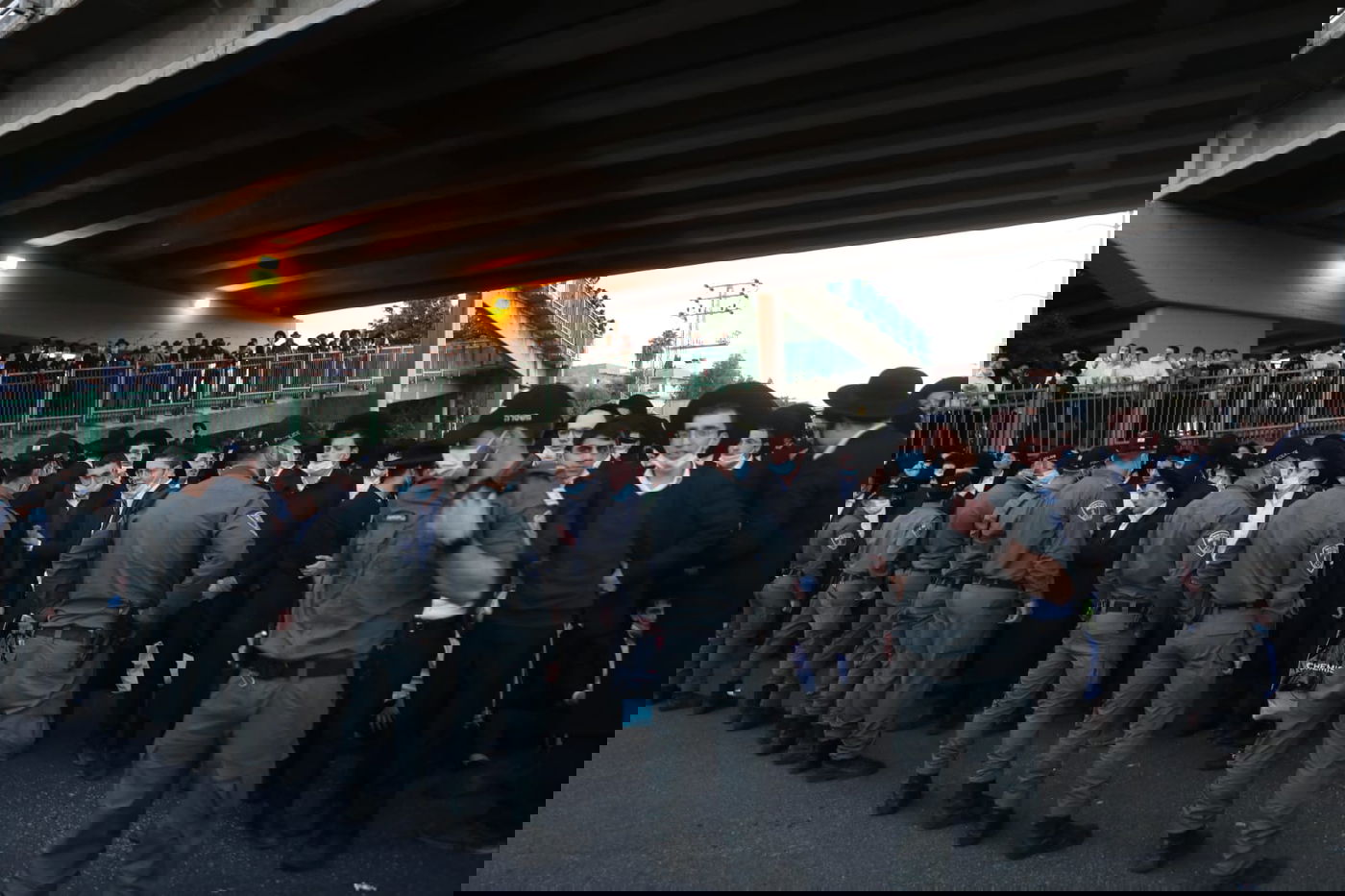 עסקן הפלג לקצין: "לא היה עדיף לשחרר את העציר שלנו?" • צפו