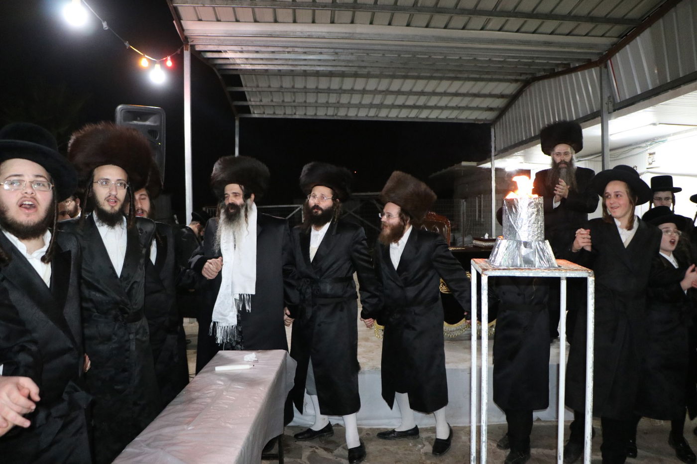 לאור הנרות: הרבי מזוטשקא שר 'גראמען' לבחורים