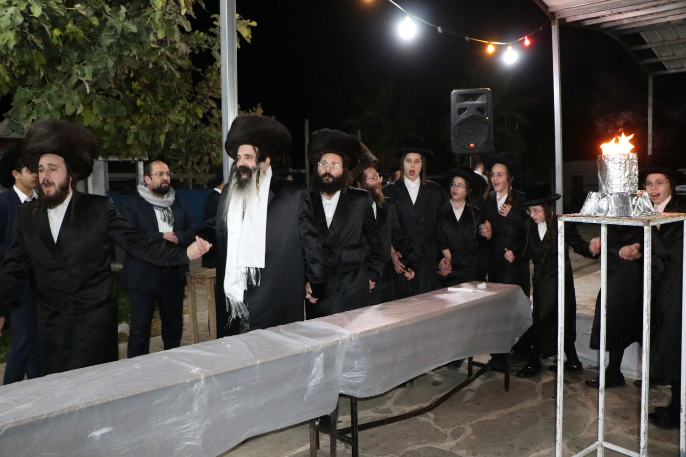 לאור הנרות: הרבי מזוטשקא שר 'גראמען' לבחורים