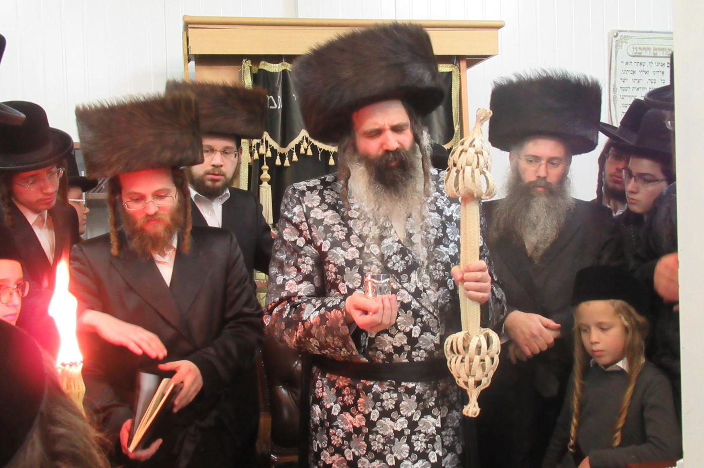 לאור הנרות: הרבי מזוטשקא שר 'גראמען' לבחורים