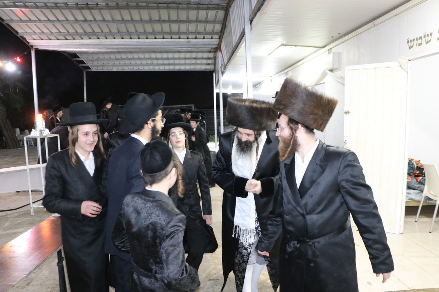 לאור הנרות: הרבי מזוטשקא שר 'גראמען' לבחורים