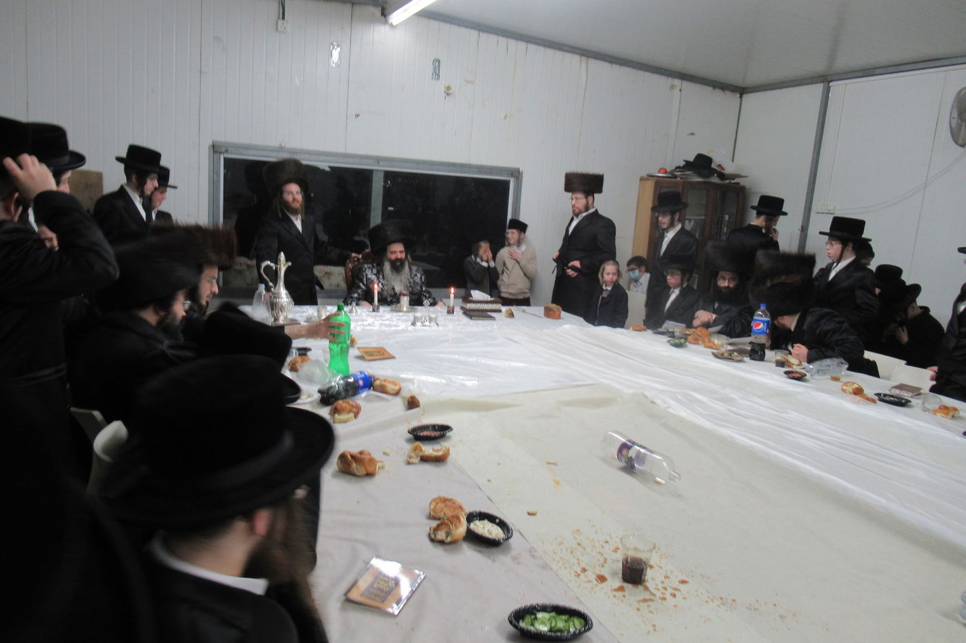 לאור הנרות: הרבי מזוטשקא שר 'גראמען' לבחורים