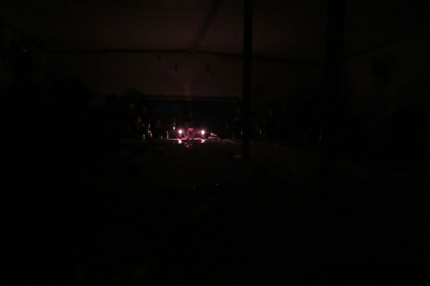 לאור הנרות: הרבי מזוטשקא שר 'גראמען' לבחורים