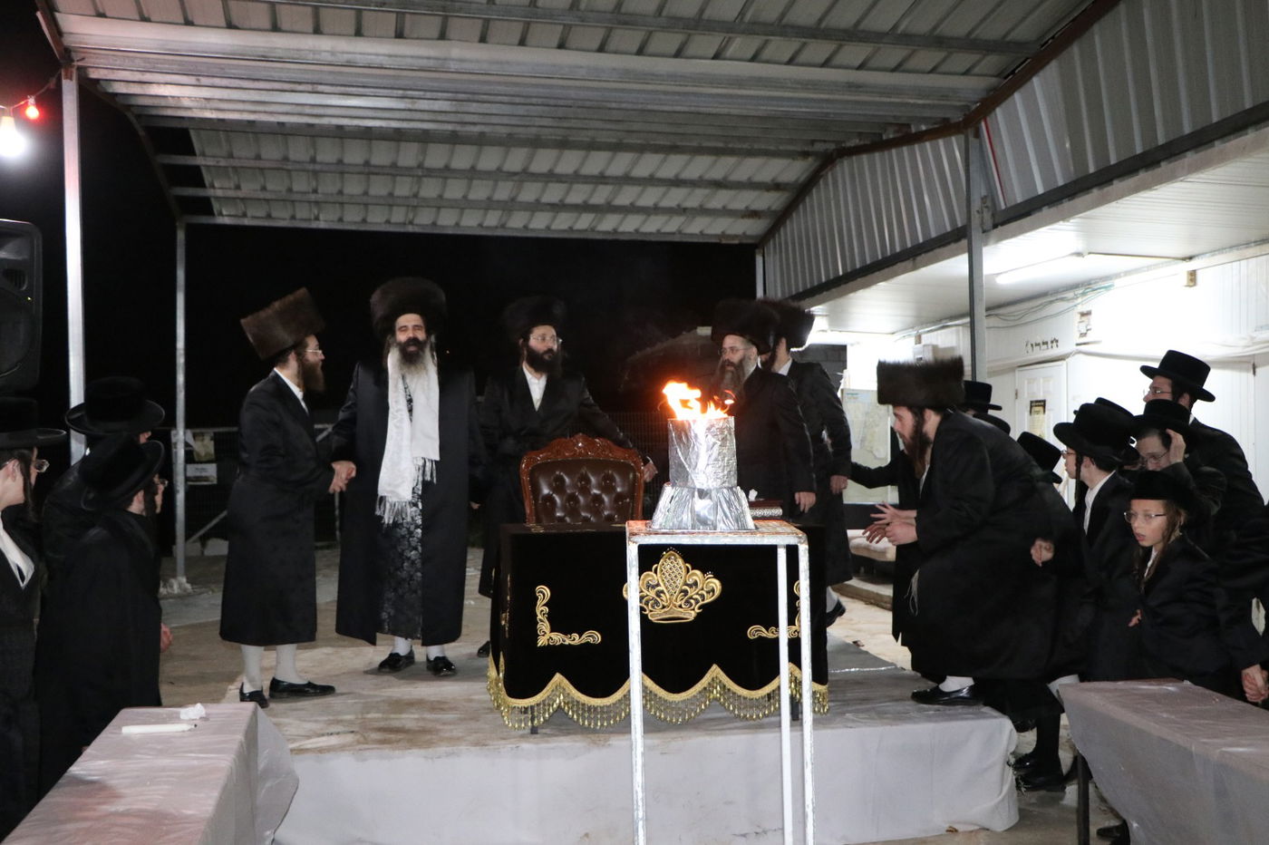 לאור הנרות: הרבי מזוטשקא שר 'גראמען' לבחורים