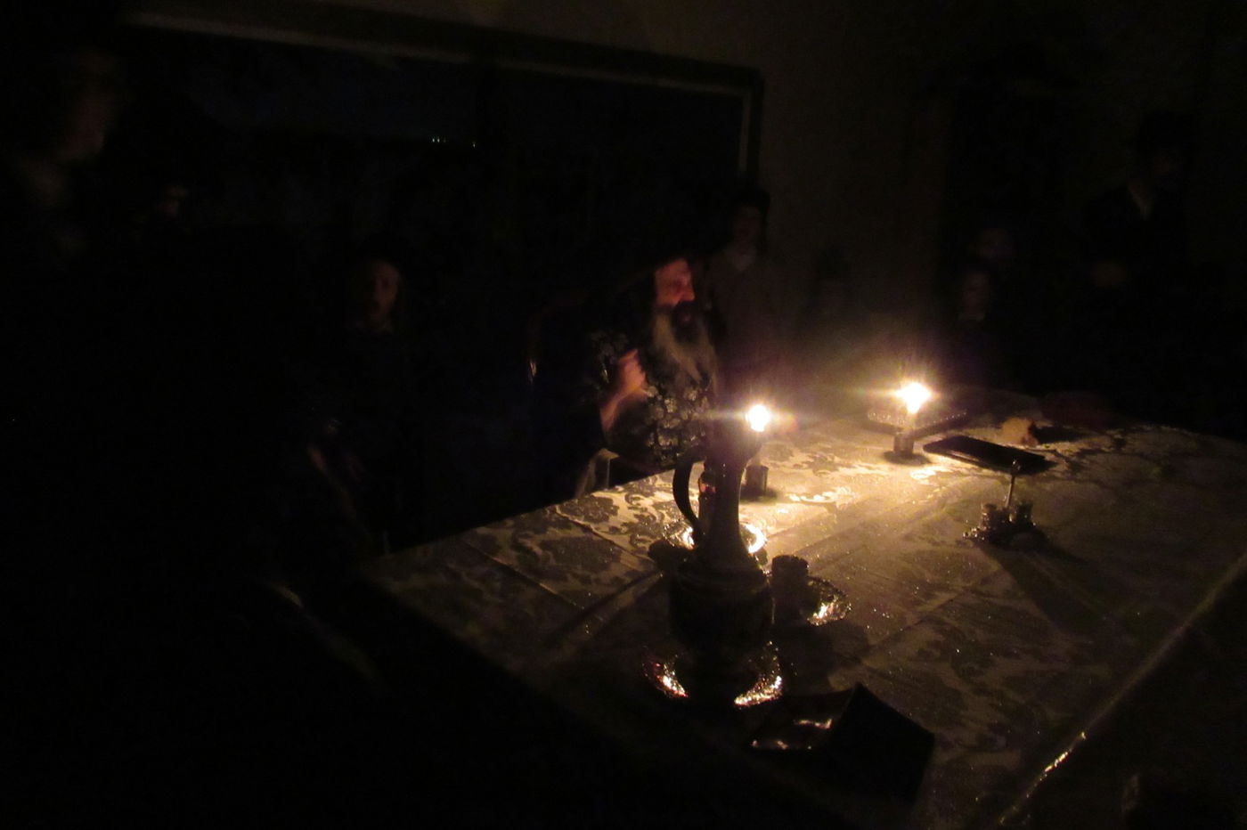 לאור הנרות: הרבי מזוטשקא שר 'גראמען' לבחורים