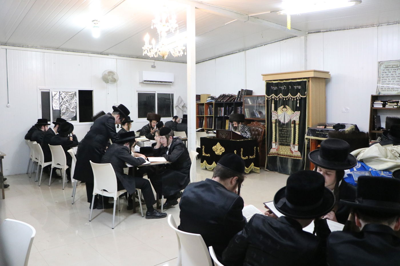 לאור הנרות: הרבי מזוטשקא שר 'גראמען' לבחורים