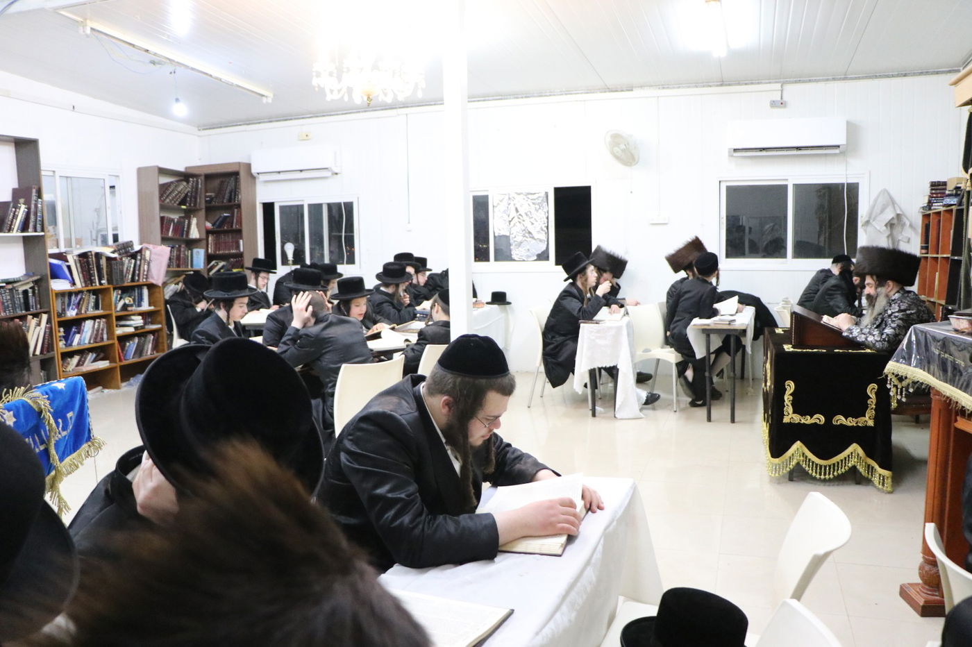 לאור הנרות: הרבי מזוטשקא שר 'גראמען' לבחורים