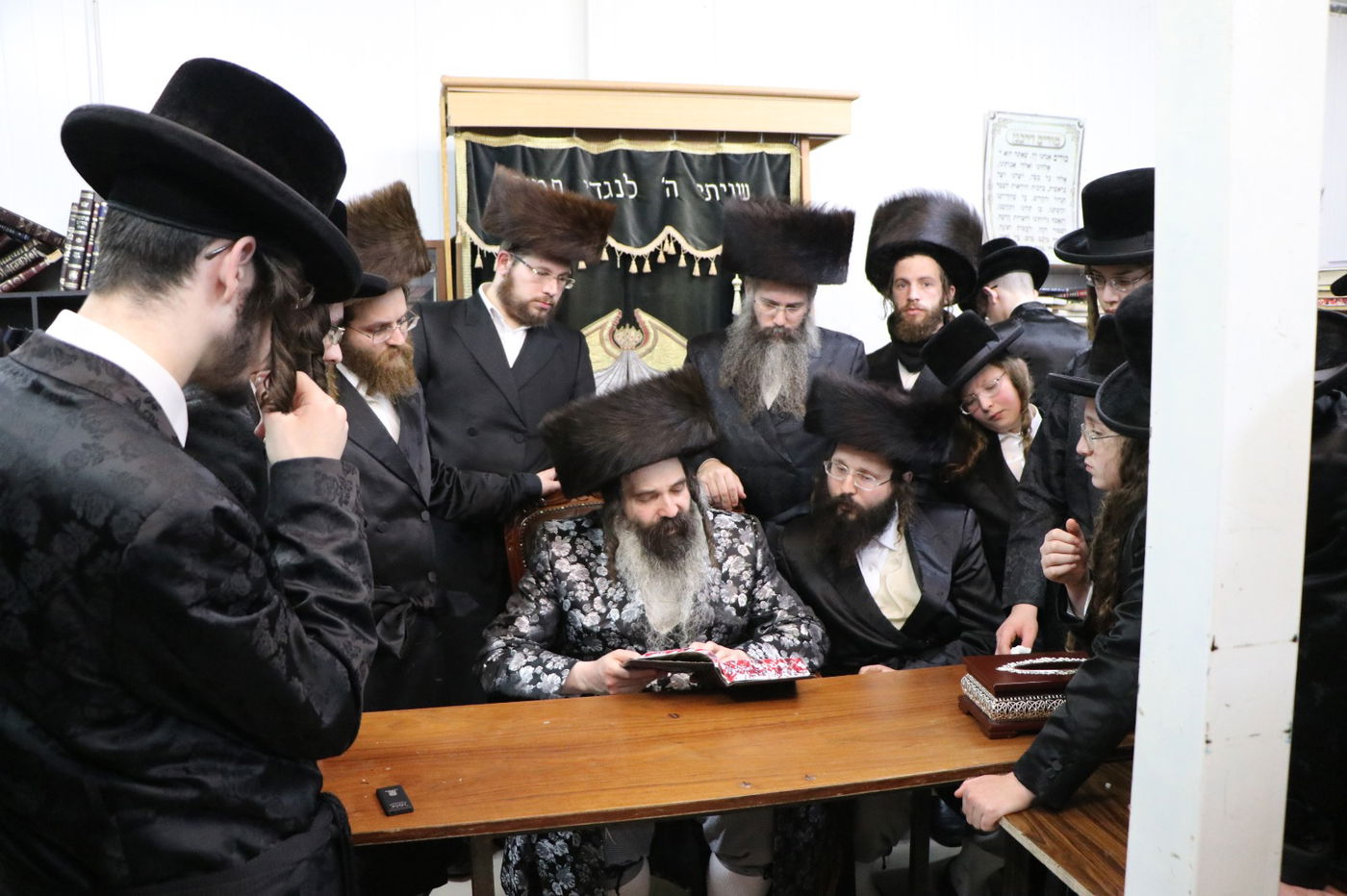 לאור הנרות: הרבי מזוטשקא שר 'גראמען' לבחורים