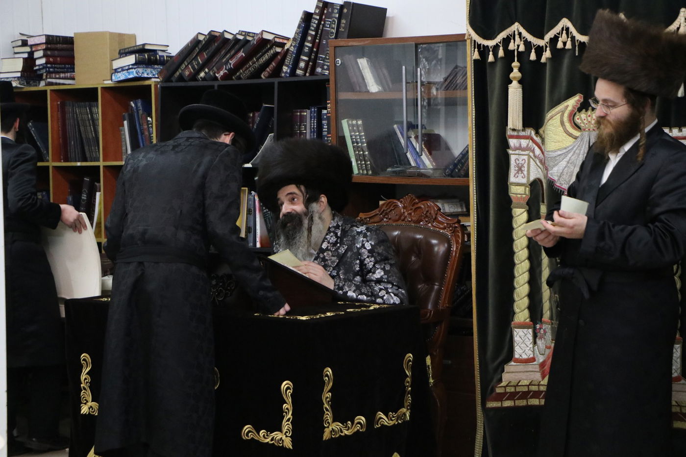 לאור הנרות: הרבי מזוטשקא שר 'גראמען' לבחורים