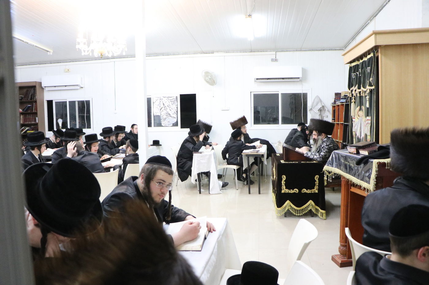 לאור הנרות: הרבי מזוטשקא שר 'גראמען' לבחורים