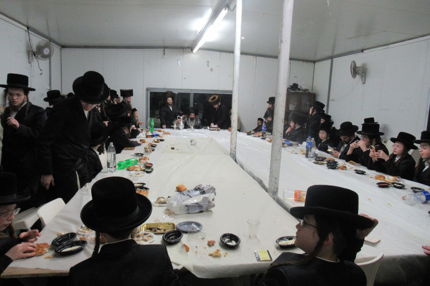 לאור הנרות: הרבי מזוטשקא שר 'גראמען' לבחורים