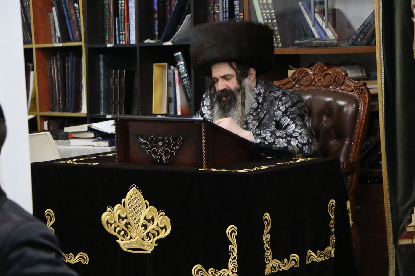 לאור הנרות: הרבי מזוטשקא שר 'גראמען' לבחורים