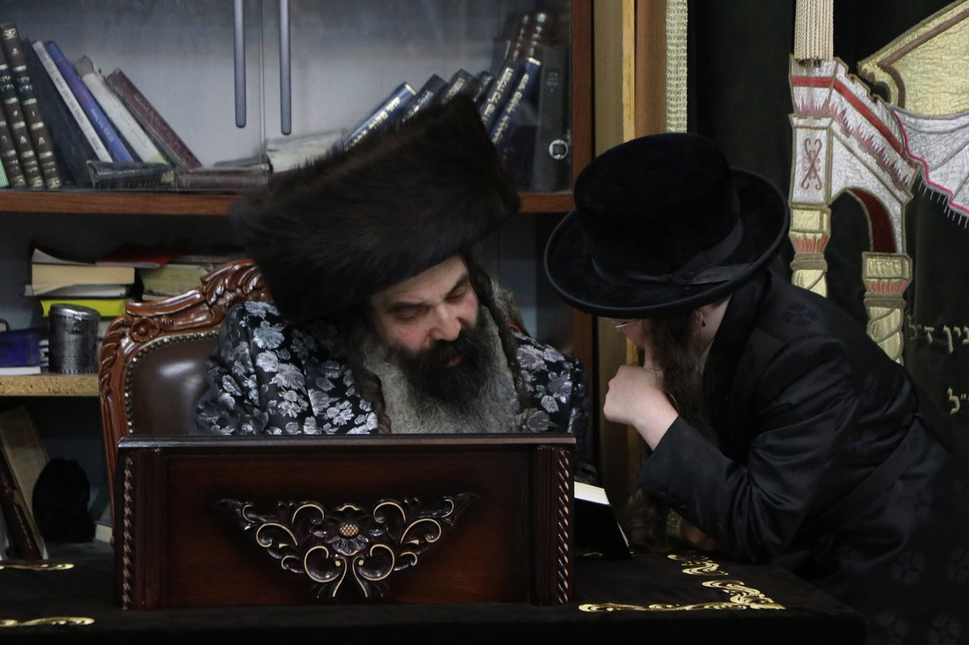 לאור הנרות: הרבי מזוטשקא שר 'גראמען' לבחורים