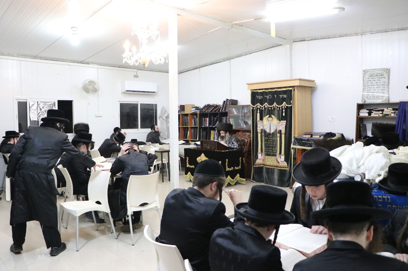 לאור הנרות: הרבי מזוטשקא שר 'גראמען' לבחורים