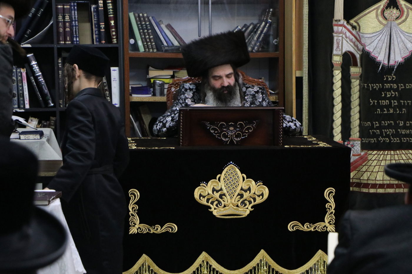 לאור הנרות: הרבי מזוטשקא שר 'גראמען' לבחורים