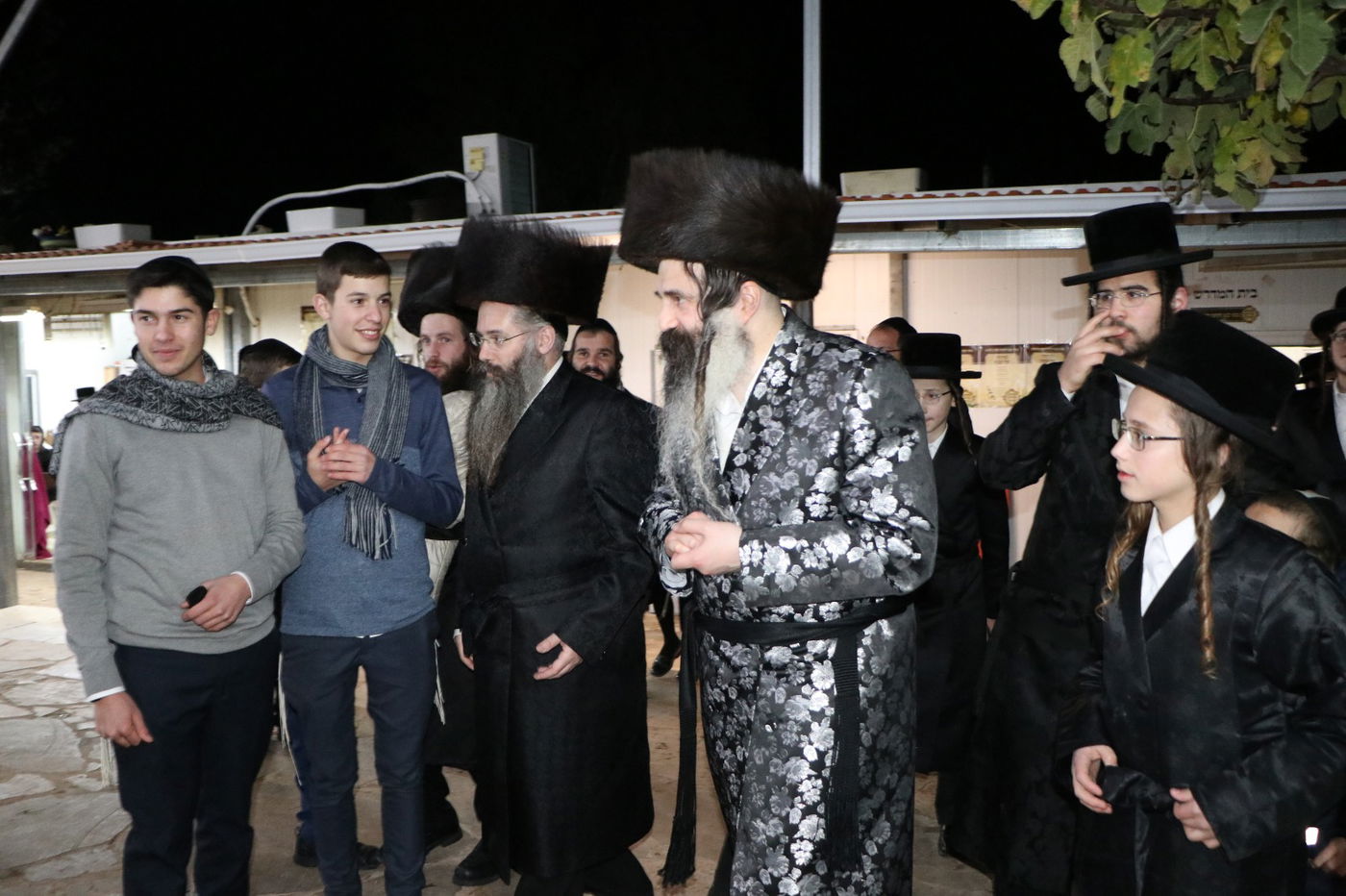 לאור הנרות: הרבי מזוטשקא שר 'גראמען' לבחורים