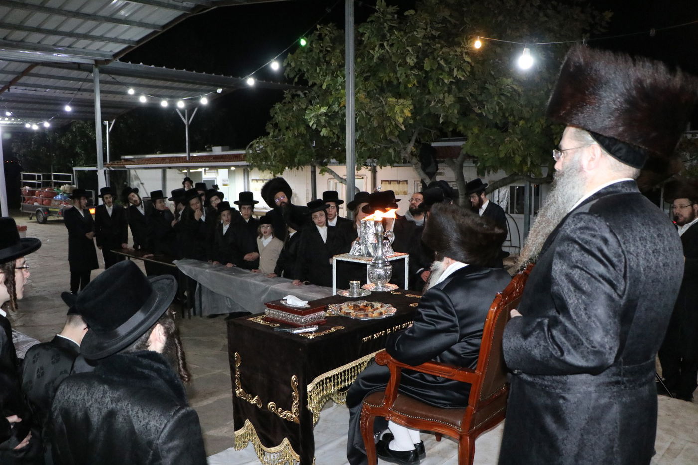 לאור הנרות: הרבי מזוטשקא שר 'גראמען' לבחורים