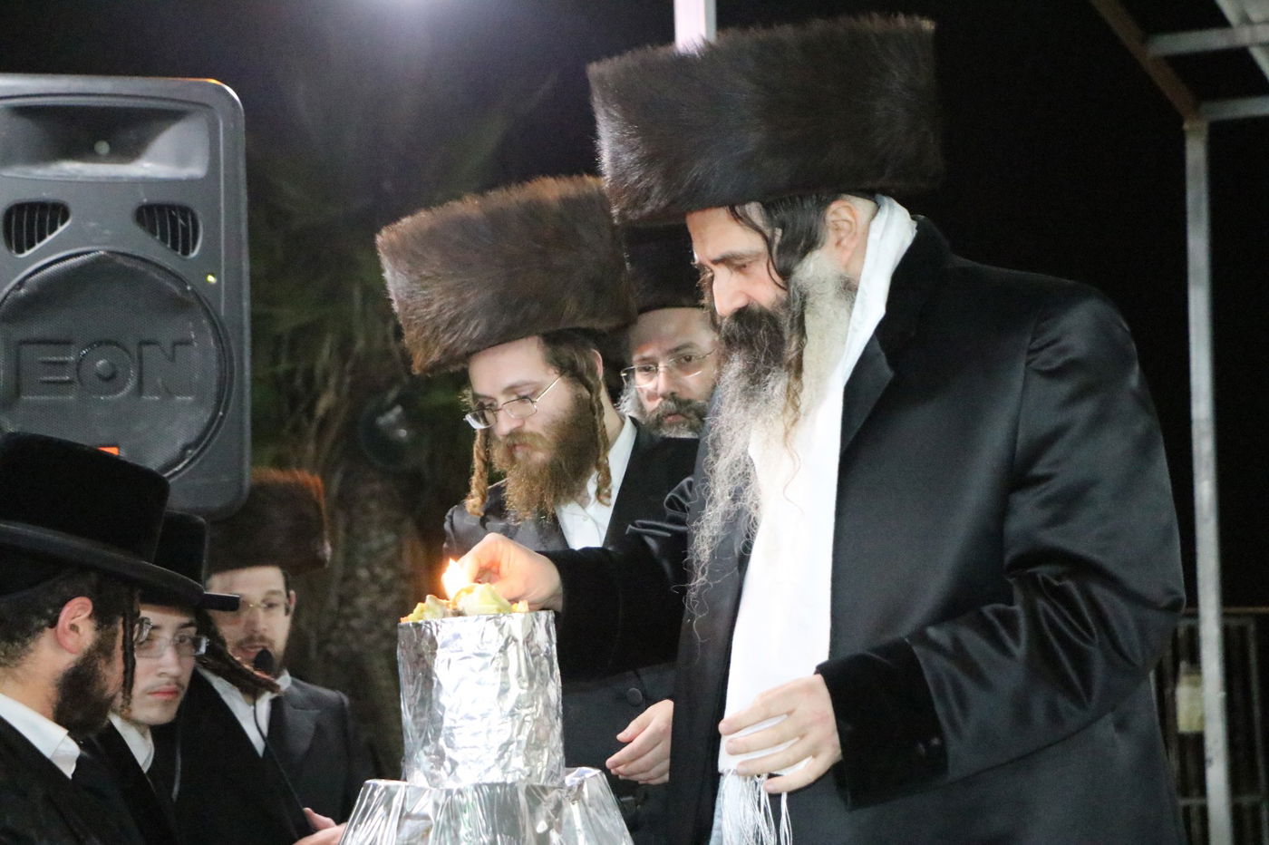 לאור הנרות: הרבי מזוטשקא שר 'גראמען' לבחורים