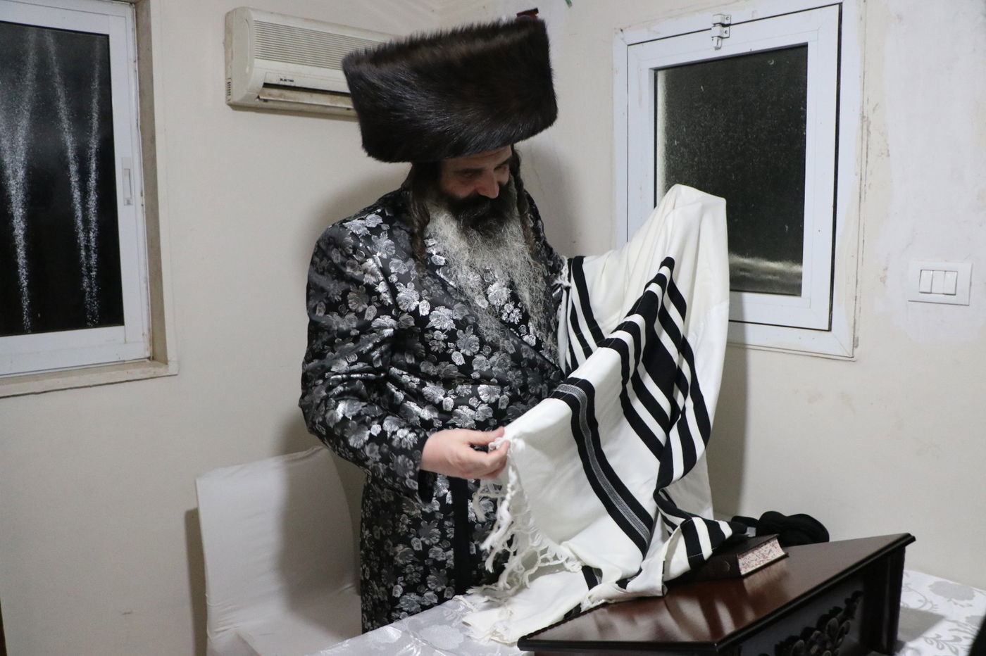 לאור הנרות: הרבי מזוטשקא שר 'גראמען' לבחורים