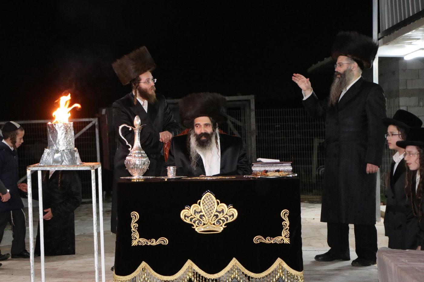 לאור הנרות: הרבי מזוטשקא שר 'גראמען' לבחורים