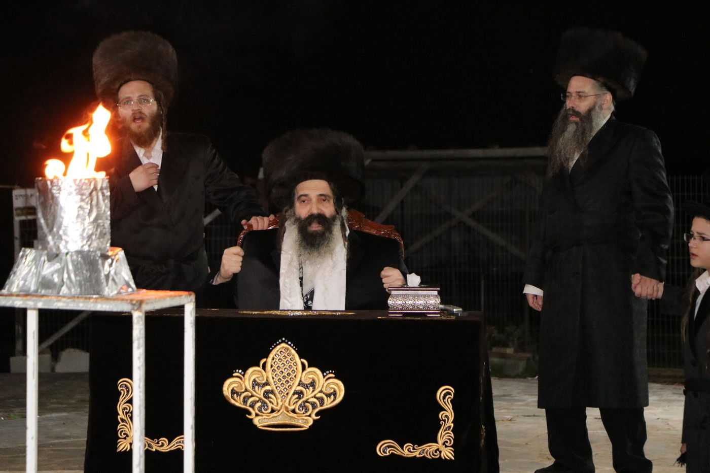 לאור הנרות: הרבי מזוטשקא שר 'גראמען' לבחורים